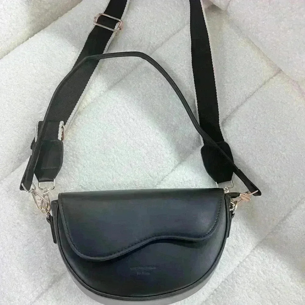 “Stylish Dual-Strap Crossbody Bag  - Minimalist Black Design”